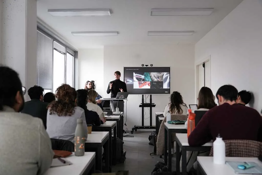 Lezione in aula durante un corso di formazione design al Politecnico di Milano con POLI.design