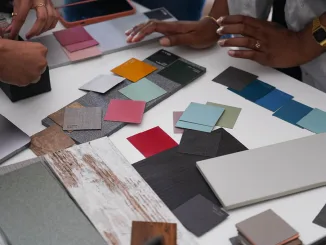 Campioni di materiali e colori durante un workshop di formazione design al Politecnico di Milano con POLI.design