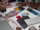 Campioni di materiali e colori durante un workshop di formazione design al Politecnico di Milano con POLI.design