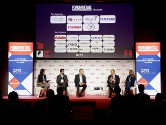 Tavola rotonda al Forum Retail 2025 con top sponsor e speaker del settore retail sul palco di IKN Italy