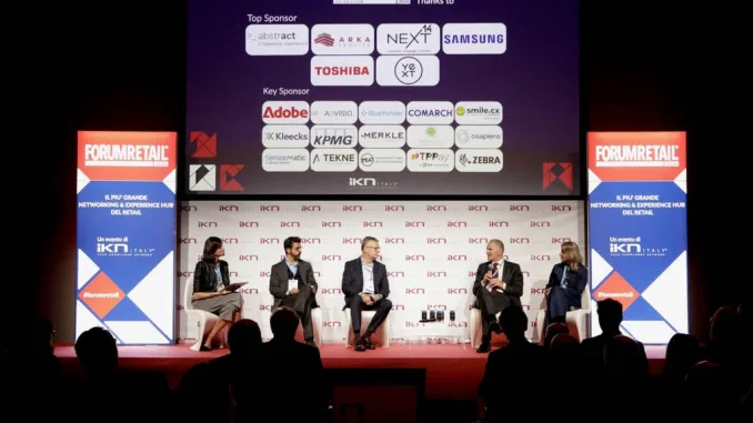 Tavola rotonda al Forum Retail 2025 con top sponsor e speaker del settore retail sul palco di IKN Italy