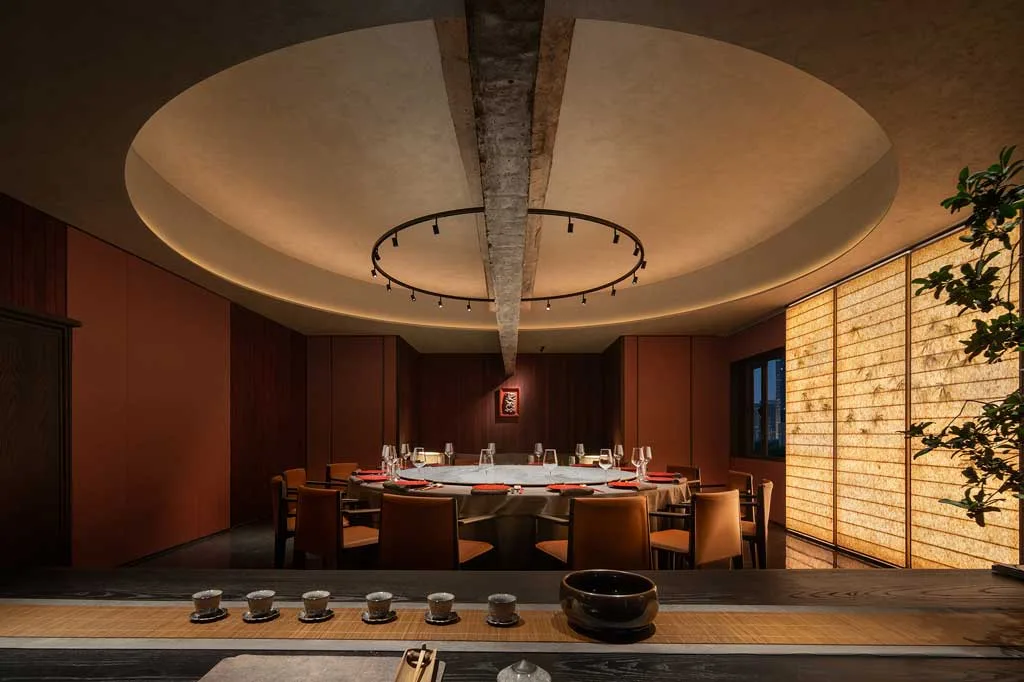 Sala privata del ristorante GUI TEMPLE a Pechino con tavolo rotondo e soffitto concavo ispirato alla meridiana