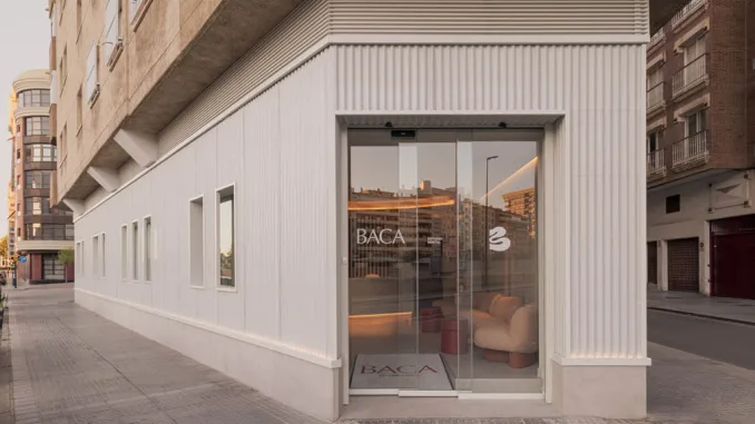Facciata della Clinica Dentale Baca a Malaga con vetrata trasparente e ingresso di design