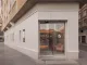 Facciata della Clinica Dentale Baca a Malaga con vetrata trasparente e ingresso di design