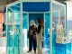 Allestimento colorato e creativo a Milano Home con visitatrici all'interno di uno spazio espositivo dedicato al design e alla decorazione per la casa