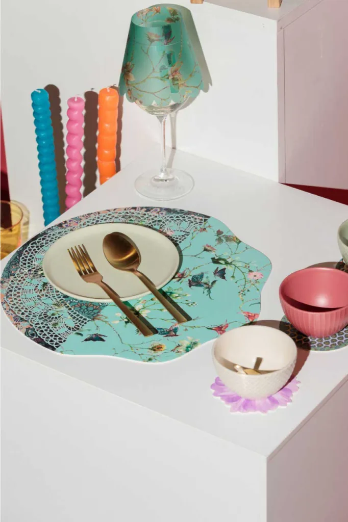 Dettaglio di mise en place colorata e decorativa presentata a Milano Home, con stoviglie eleganti e accessori per la tavola dal design creativo