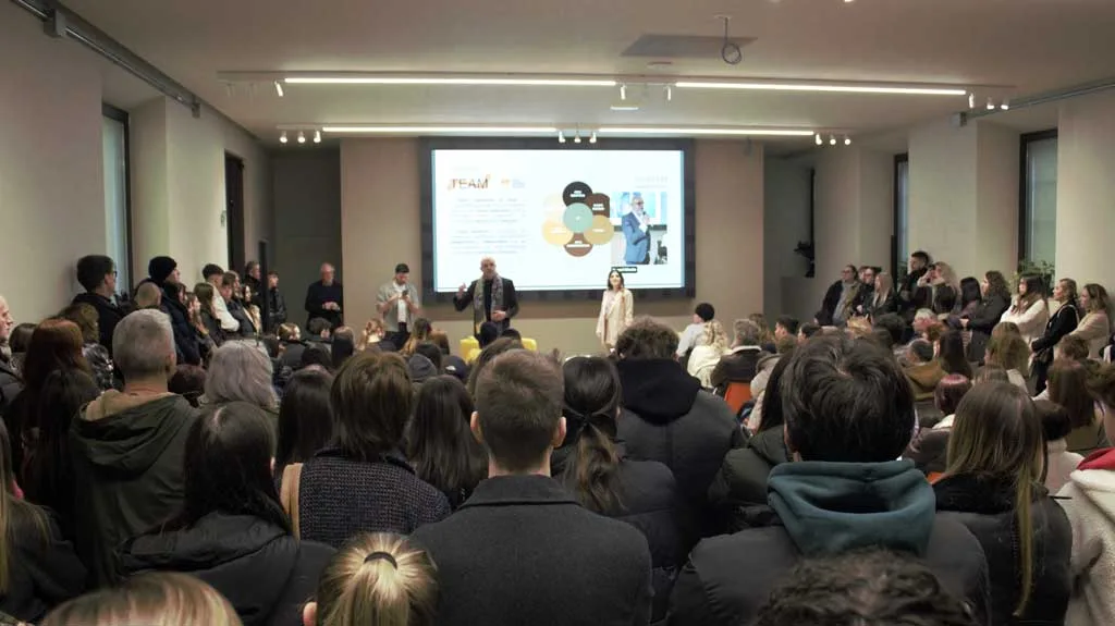 Incontro formativo alla NAD – Nuova Accademia del Design: aula gremita durante una presentazione con studenti e docenti