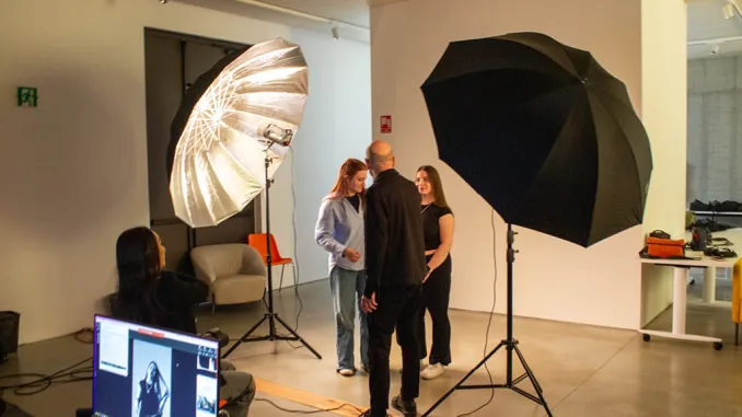 Workshop fotografico presso NAD – Nuova Accademia del Design: studenti al lavoro in studio con set professionale e supporto del docente
