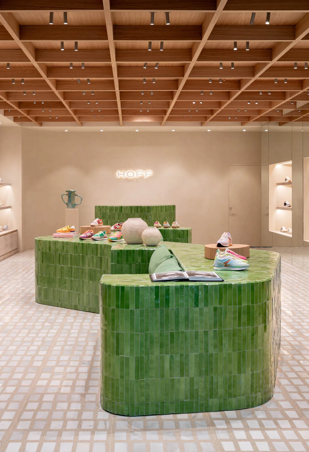 Elemento centrale in ceramica verde con funzione espositiva