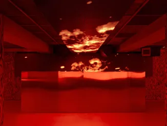 Console centrale con schermo e luci immersive all’OVEN Club Valencia