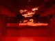 Console centrale con schermo e luci immersive all’OVEN Club Valencia