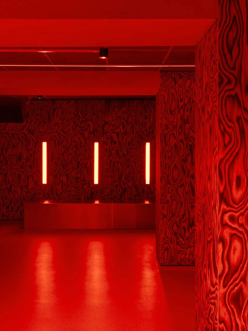 Installazioni LED ispirate alle resistenze del forno nel club OVEN