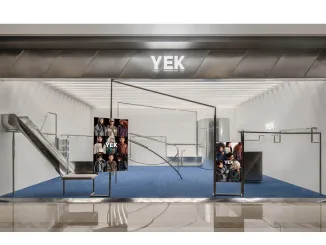 Vista d’insieme del pop up store YEK a Shanghai con ingresso e struttura espositiva