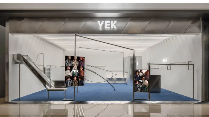 Vista d’insieme del pop up store YEK a Shanghai con ingresso e struttura espositiva