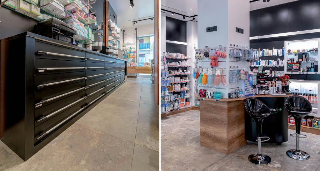 Vista della cassettiera, del bancone nero su misura e degli espositori di prodotti farmaceutici