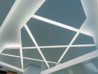 Controsoffitto geometrico retroilluminato con giochi di luce lineari