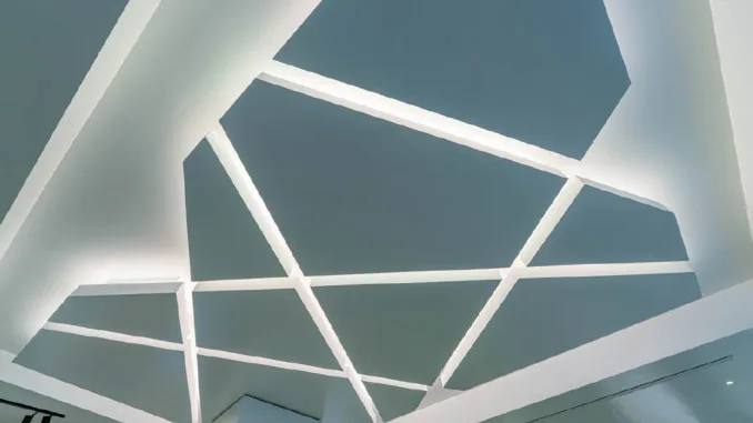Controsoffitto geometrico retroilluminato con giochi di luce lineari