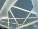 Controsoffitto geometrico retroilluminato con giochi di luce lineari