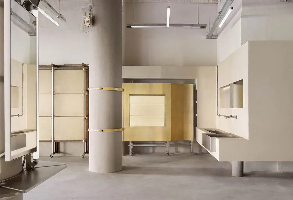 Dettaglio degli arredi modulari all’interno della RERY Fashion Lifestyle Gallery a Shanghai, con materiali grezzi e design flessibile firmato Dayuan Design