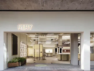 Ingresso della RERY Fashion Lifestyle Gallery a Shanghai, con vetrina aperta su uno spazio retail flessibile progettato da Dayuan Design