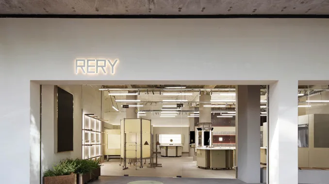 Ingresso della RERY Fashion Lifestyle Gallery a Shanghai, con vetrina aperta su uno spazio retail flessibile progettato da Dayuan Design