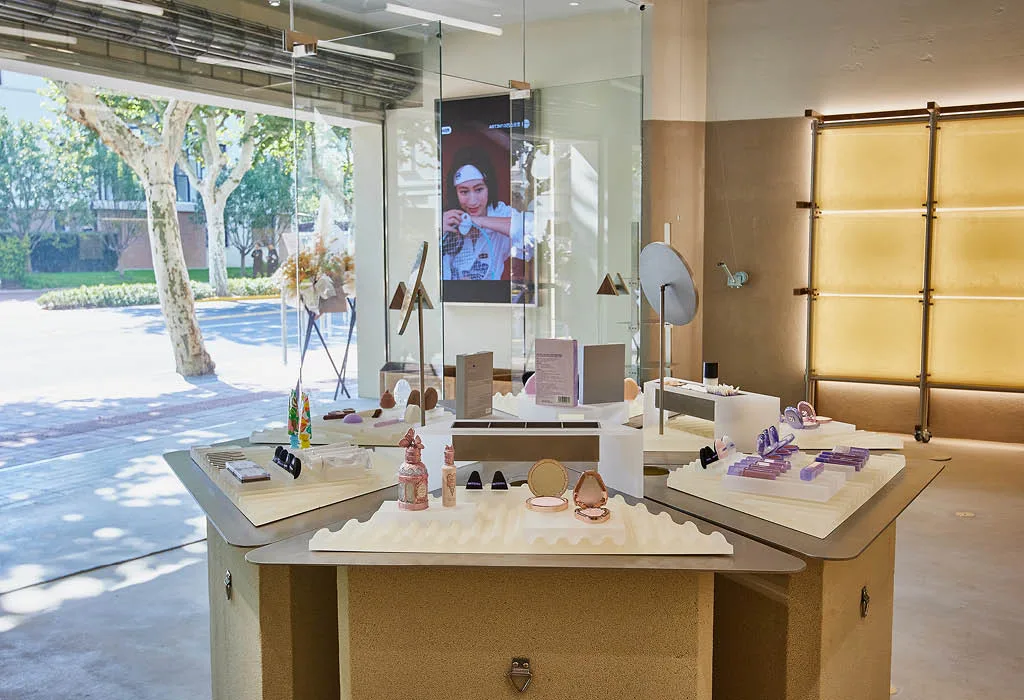 Dettaglio dell’area espositiva beauty nella RERY Fashion Lifestyle Gallery a Shanghai, con prodotti cosmetici, luce naturale e materiali traslucidi