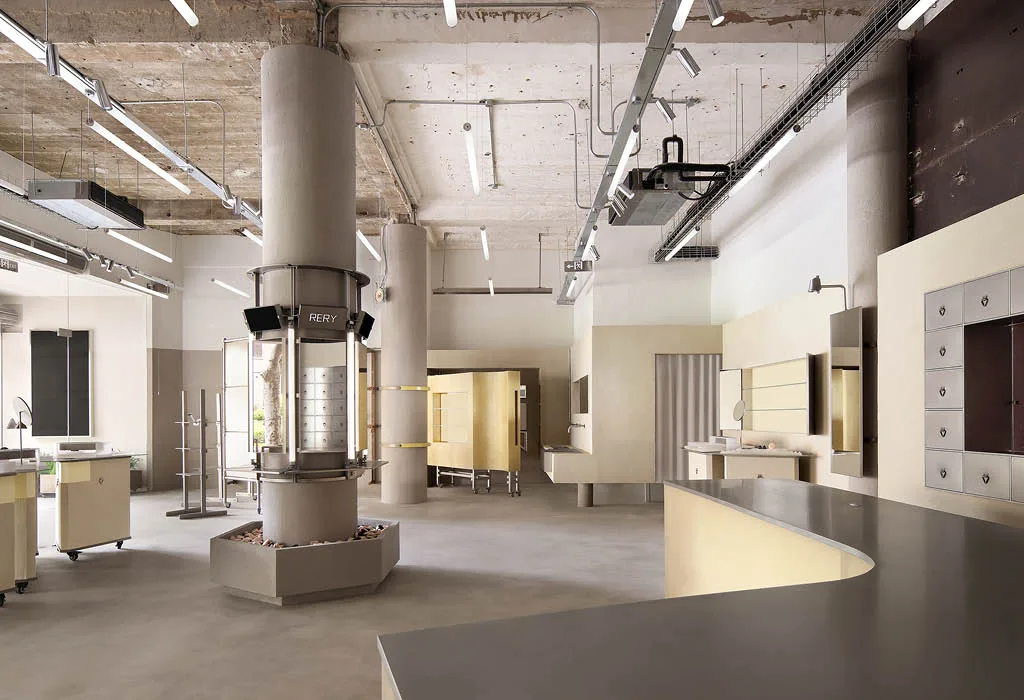 Vista interna della RERY Fashion Lifestyle Gallery a Shanghai, con layout modulare, colonne espositive e arredi su ruote progettati da Dayuan Design