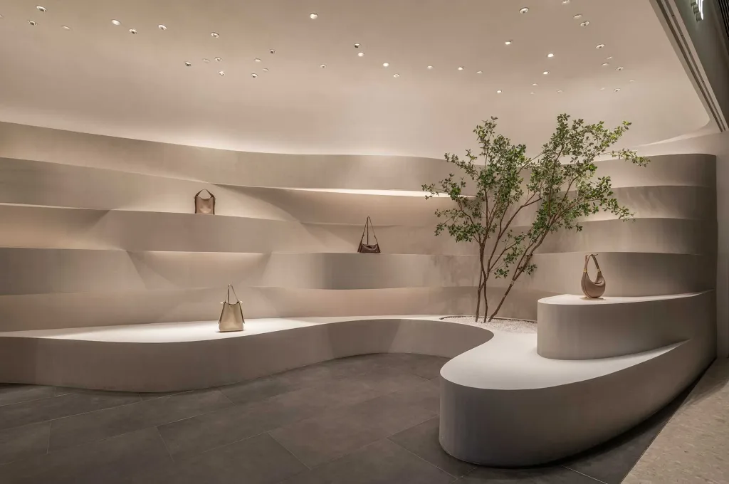 Store Songmont a Nanchino progettato da ARCHSTUDIO, con interior organico e alberatura integrata, esempio di progettazione negozi per brand di accessori moda