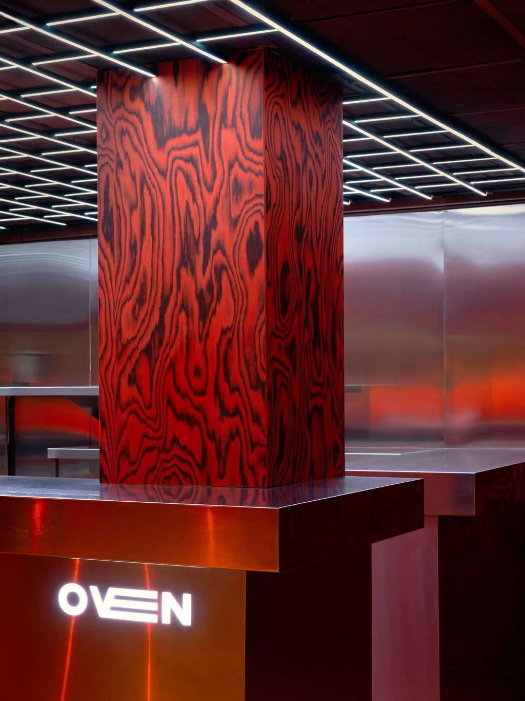 Dettagli in legno Alpi rosso e nero nel redesign di Clap Studio