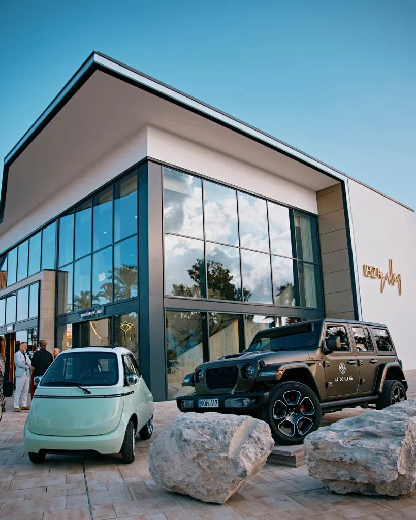 Ingresso di IBIZA Gallery a Playa d’en Bossa con veicoli UXUS personalizzati – architettura moderna e lusso su misura tra mobilità e lifestyle.