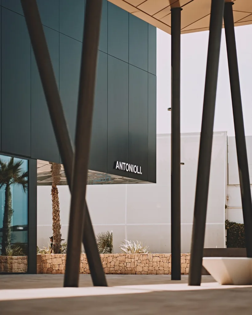 Ingresso del flagship store Antonioli all’interno di IBIZA Gallery a Playa d’en Bossa – design minimale e dettagli architettonici contemporanei.