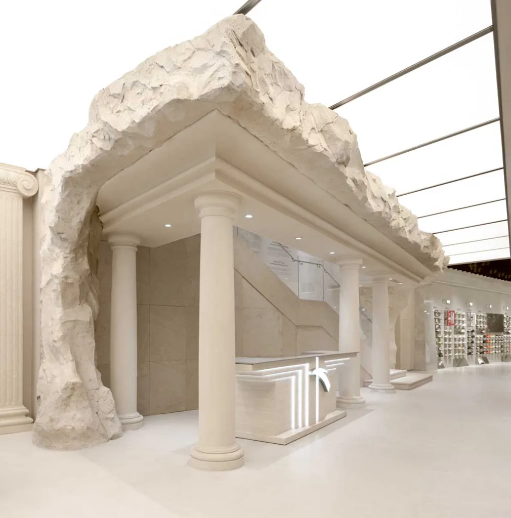 Ingresso monumentale del flagship store ANTA Basketball Arena a Shenzhen, con colonne classiche e scenografico effetto roccia.