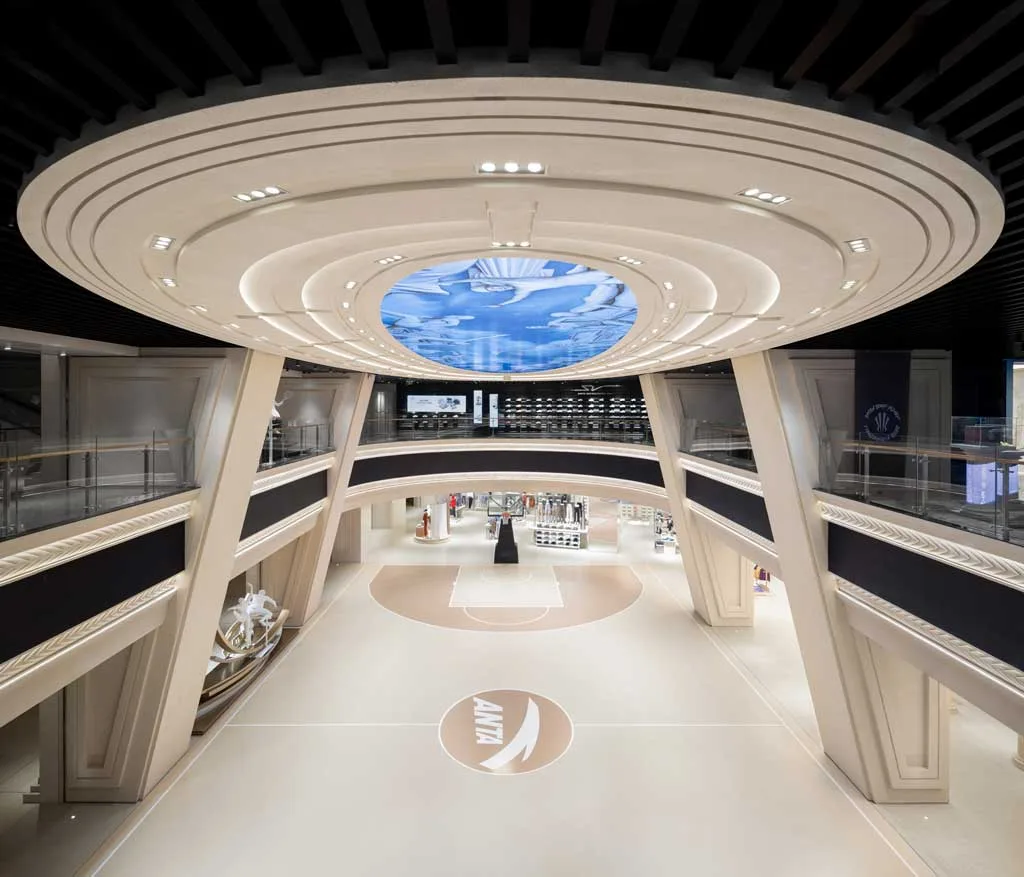 Vista interna dell’ANTA Basketball Arena a Shenzhen con campo da basket integrato, struttura architettonica scenografica e cupola LED con proiezione olimpica.