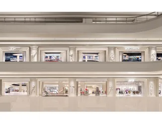 Facciata esterna del flagship store ANTA Basketball Arena a Shenzhen con design ispirato all’architettura classica e vetrine immersive su due livelli.