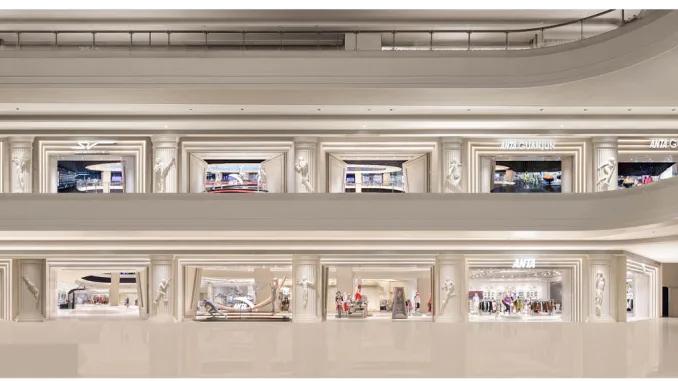 Facciata esterna del flagship store ANTA Basketball Arena a Shenzhen con design ispirato all’architettura classica e vetrine immersive su due livelli.