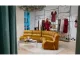 Interno della boutique Dixie a Torino con divano senape e decorazioni floreali.