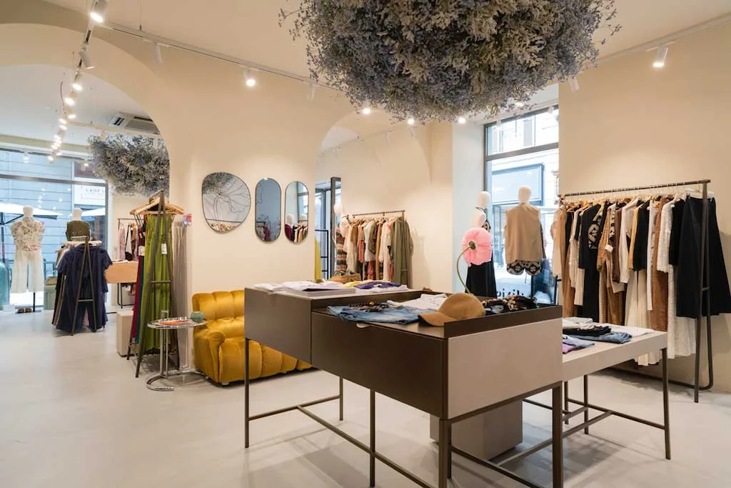 Vista d’insieme della boutique Dixie a Torino su due livelli con arredi eleganti.