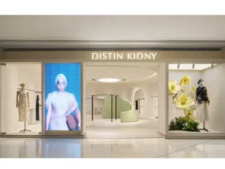 Facciata del concept store DISTIN KIDNY a Chongqing con vetrine minimaliste, installazione floreale e schermo LED