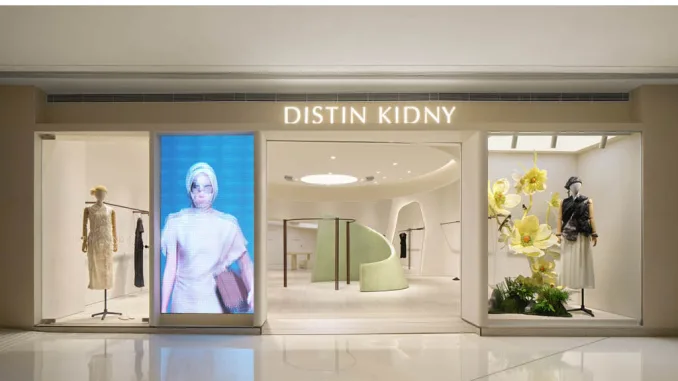 Facciata del concept store DISTIN KIDNY a Chongqing con vetrine minimaliste, installazione floreale e schermo LED