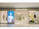 Facciata del concept store DISTIN KIDNY a Chongqing con vetrine minimaliste, installazione floreale e schermo LED