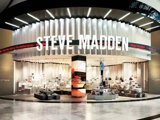 Facciata del concept store Steve Madden nei Paesi Bassi al Westfield Mall, con insegna luminosa e vetrina espositiva scenografica