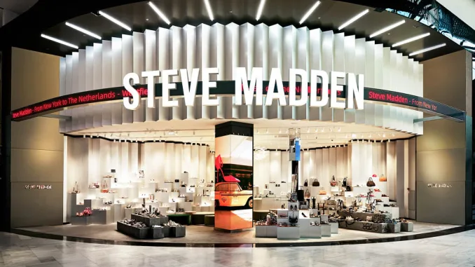 Facciata del concept store Steve Madden nei Paesi Bassi al Westfield Mall, con insegna luminosa e vetrina espositiva scenografica
