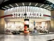 Facciata del concept store Steve Madden nei Paesi Bassi al Westfield Mall, con insegna luminosa e vetrina espositiva scenografica