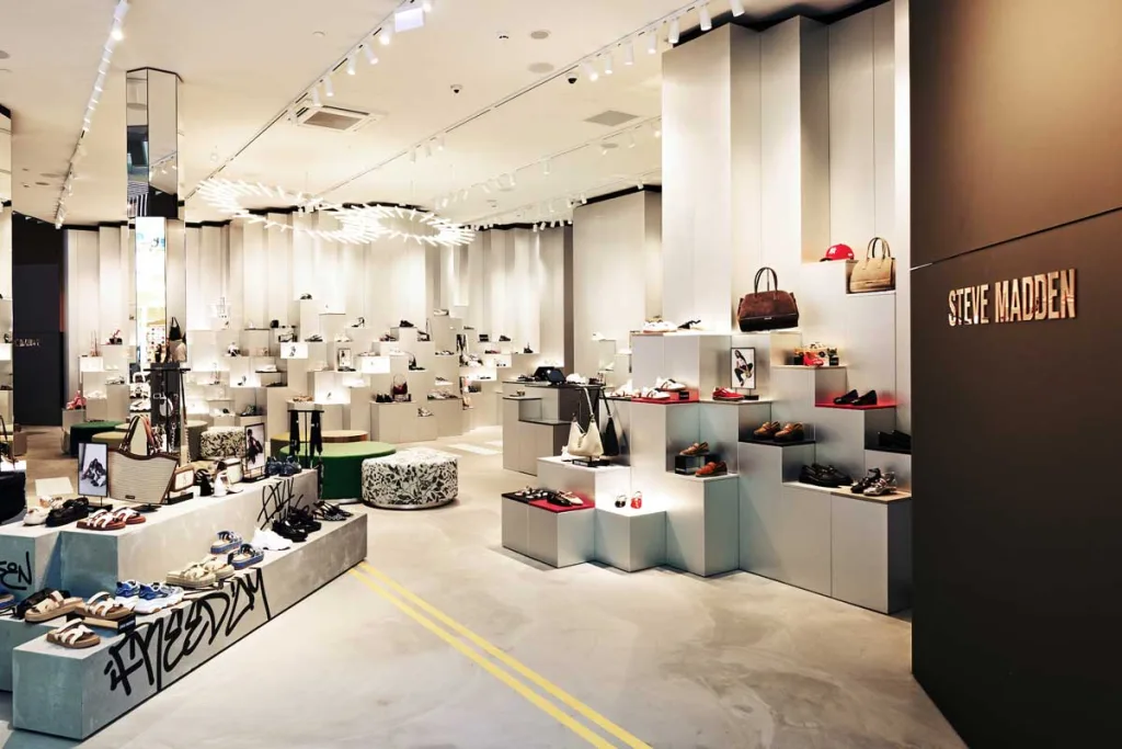 Interni del concept store Steve Madden nei Paesi Bassi con espositori modulari, graffiti e illuminazione scenografica