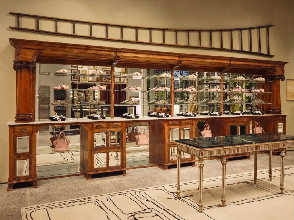 Dettaglio degli arredi antichi e specchiati del flagship store Antonio Marras a New York, con borsa in esposizione