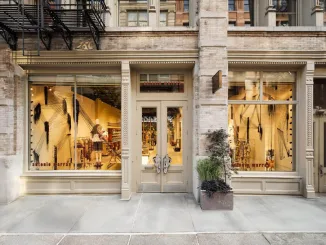 Facciata del flagship store Antonio Marras a New York con vetrine artistiche e ingresso su edificio storico a Soho