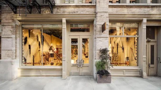 Facciata del flagship store Antonio Marras a New York con vetrine artistiche e ingresso su edificio storico a Soho