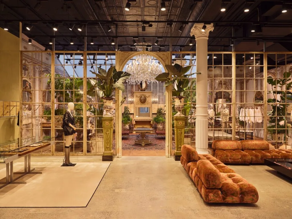 Interni del flagship store Antonio Marras a Soho con giardino-serra, chandelier e divani Camaleonda