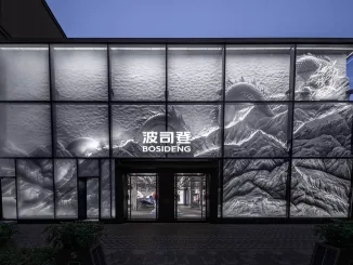 Facciata vetrata del flagship store Bosideng a Sanlitun con motivi metallici minimali Installazione scultorea ispirata all’Everest all’interno dello store Bosideng Dettaglio del drago in giada nello store Bosideng di Pechino Ambiente immersivo al secondo piano del flagship store Bosideng a Sanlitun Passerella interattiva ispirata all’Antartide nel negozio Bosideng a Pechino