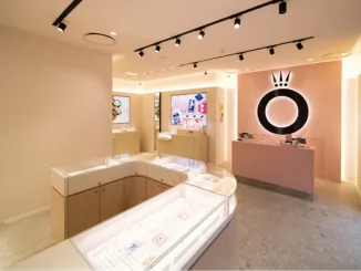 Banco cassa con logo Pandora retroilluminato nel nuovo flagship store a Porto.